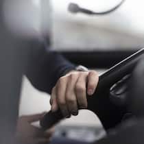 Buschauffeur rastet aus, fristlos entlassen Hand eines Busfahrers am Steuer - Er verlor die Nerven, schubste einen Passagier und flog dann selber fristlos. Das Bundesgericht sagt: Die fristlose Kündigung war nicht rechtens. Der Beobachter erklärt, warum