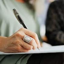 Ein vergessenes Formular kostet Hinterbliebenen die Rente Frauenhand füllt ein Formular aus -