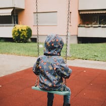 Die Krankenkasse lässt den sechsjährigen Elia im Stich Der kleine Elia auf einer Schaukel, von hinten fotografiert - Niemand weiss, worunter der sechsjährige Elia leidet. Die Krankenkasse will den nötigen Gentest nicht bezahlen. Seine Eltern sind verzweifelt