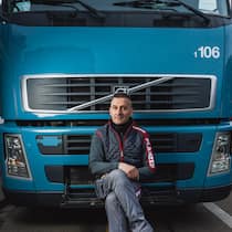 Die Angst fährt immer mit – unterwegs mit einem LKW-Fahrer Adil Shabani vor seinem LKW - Immer wieder kommt es zu tödlichen Unfällen zwischen Lastwagen und Kindern. Wie erlebt ein Chauffeur die Situation im Verkehr? Auf Tour mit Adil Shabani durch die Stadt Zürich