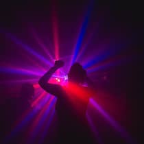 Jetzt soll Generation X unsere Clubs retten Tanzende Menschen im Club - Junge Menschen feiern und trinken weniger. Für Nachtclubs ist das ein Problem. Deshalb umgarnen die Clubs jetzt ein neues Publikum: die Alten.