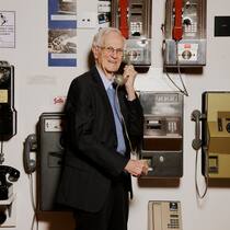 Vom Münztelefon bis zum VW Käfer Anders als viele junge Museumsbesucher weiss Fredy Neff noch, wie man ein Münztelefon bedient.