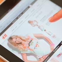 Diese Firmen schröpfen die Schweiz Website von H&M auf einem Tablet - Zara, Ikea, H&M und Co. verlangen auf ihren Schweizer Websites rund 30 Prozent mehr als im benachbarten Ausland. So umgehen Sie die hohen Preise