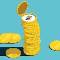 So steht es um Ihre Pensionskasse Turm aus Münzen mit Kompass zuoberst - Pensionskasse ist nicht gleich Pensionskasse. Unser Check sagt Ihnen im Nu, ob Sie eine gute Vorsorge haben – oder besser den Job wechseln sollten