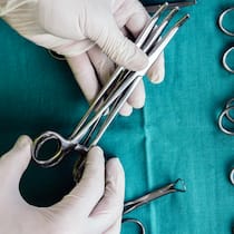 60’000 Spitalfehler – und niemand weiss, wieso Hände in weissen Latexhandschuhen halten chirurgische Instrumente.