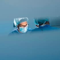 Nach Spital-Skandalen: Zürcher Kantonsrat will Meldestelle Blick auf zwei Ärzte, die mit Haube und Mundschutz eine Operation durchführen; Nach dem Skandal in der Herzchirurgie am Unispital soll es eine unabhängige Anlaufstelle geben. Denn: Ärztinnen und Politiker sehen ein grosses Risiko.