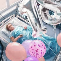 «Ich fühlte mich wie ein Stück Fleisch» Blick von oben: Frau in Spitalbett, Luftballons - Eine Jugendliche leidet unter starkem Übergewicht. Nach einer Magenverkleinerung stirbt sie fast und verbringt neun Monate im Spital. Zeitweise wird sie jeden zweiten Tag operiert