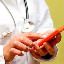 Ärztin verrechnet Mails und SMS als ärztliche Leistung Arzt mit Smartphone: Krankenkasse stoppt Zahlungen Mails und SMS als ärztliche Leistung verrechnet Eine Ärztin stellte ihrem Patienten diverse SMS, Mails und Telefonate in Rechnung, obwohl diese kaum einen medizinischen Inhalt hatten. Jetzt weist die Krankenkasse diese Rechnungen ab.