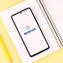 «Bei mir stapelt sich das Diabetes-Material» Medtronic-Logo auf einem Smartphone: Medtronic-Kundin verärgert «Das Diabetes-Material stapelt sich» Ein Hersteller von Insulinpumpen sendet Diabetes-Patienten feste «Packages» statt der benötigten Menge. Verschwendung, findet eine Patientin.