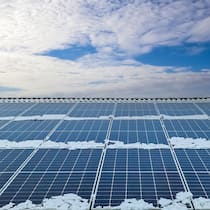 Strombranche knöpft uns zusätzliche 90 Millionen ab Wolken über Solaranlagen - Die Kunden mussten 2024 mindestens 90 Millionen Franken mehr bezahlen als erwartet – ohne Zusatznutzen. Jetzt schreitet der Staat ein