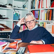 … wie politisch darf ein Strafverteidiger sein? Bernhard Rambert vor einem Büchergestell - Der Zürcher Rechtsanwalt Bernard Rambert verteidigte Terroristen, den Ausbrecherkönig Walter Stürm und den Gewalttäter Brian Keller. Jetzt kommt die Geschichte des 78-Jährigen als Dokfilm ins Kino