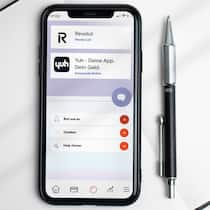 Betrüger haben es bei Online-Banken leichter Handy mit Neobanken-Apps - Dank tiefen Gebühren boomen Online-Banken. Doch wer den Kundendienst benötigt, hat das Nachsehen. Und das kann sehr teuer werden