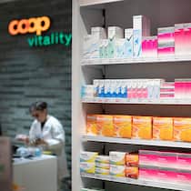 Coop Vitality ist am teuersten Eine Apothekerin bereitet Bestellung in einer Coop-Vitality-Apotheke vor; Apotheken im Preisvergleich Coop Vitality ist am teuersten Erkältungs- und Schmerzmittel kosten bei Coop Vitality bis zu 39 Prozent mehr als in der günstigsten Apotheke. Das zeigt ein Beobachter-Vergleich.