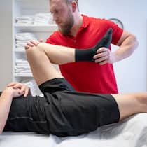 Bewilligungs-Chaos in der Physiotherapie Ein Therapeut bewegt das Knie eines Patienten im Behandlung; Wegen neuem Gesetz Bewilligungs-Chaos in der Physiotherapie Physiotherapeutinnen und -therapeuten müssen je nach Kanton bis zu 1000 Franken für eine Bewilligung zahlen. Das sorgt für Ärger. Der Kanton Zürich hat die Reissleine gezogen. sraum, fotografiert im Physiozentrum Baden, fotografiert am Dienstag, 12. Maerz 2024 in Baden. (KEYSTONE/Christian Beutler)