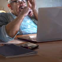 Auf Bitcoin-Betrüger reingefallen – 300’000 Franken verloren Rentner Walter Engler (Name geändert) vor dem Computer;