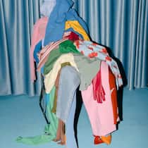 85’000 Franken Schulden – wegen Kaufsucht Frau unter Kleiderhaufen - Rund 8 Prozent der Schweizer Bevölkerung haben ein problematisches Kaufverhalten. Eine von ihnen ist Nina Gloor