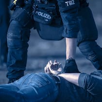 Widerstand ist zwecklos Ein Polizist drückt einen Mann auf den Boden - Eine Frau landet nach einem Polizeieinsatz mit einem gebrochenen Arm im Spital. Als sie Anzeige erstattet, beginnt das fast aussichtslose Unterfangen, Polizisten zu Rechenschaft zu ziehen