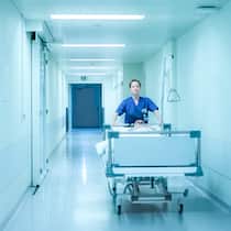 Funktionieren – bis es nicht mehr geht Aus dem Kinofilm «Heldin»: Die Protagonistin bringt einen Patienten in ein anderes Zimmer.