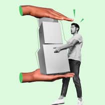 Schaden beim Umzug – wer zahlt? Ein Mann mit erstauntem Gesichtsausdruck trägt Umzugskartons, die von übergrossen Händen gehalten werden. Wer für Schäden beim Umzug haftbar ist.