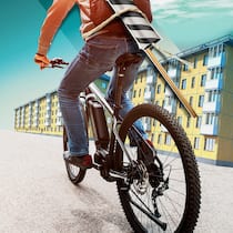 So klappt das Umsatteln aufs Elektrovelo Mann mit Rakete auf dem Rücken fährt Elektrovelo. Was es beim Umstieg aufs E-Bike zu beachten gibt.