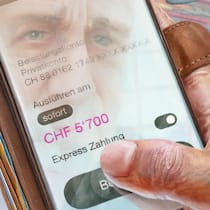 Whatsapp-Trick: Rentner fällt auf falschen Sohn herein Whatsapp-Nachricht führt zu verhängnisvoller Überweisung; 19’000 Franken verloren Whatsapp-Trick: Rentner fällt auf falschen Sohn rein Ein Mann erhält eine Nachricht: Sein Sohn sei in einer Notlage und brauche dringend Geld. Der 79-Jährige überweist insgesamt 18’800 Franken – und wird sie wohl nie wiedersehen.