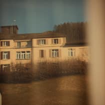 Neue Vorwürfe gegen das «Systemsprenger»-Heim Die Fassade des Psychiatrieheims Ansbach Care in Wald spiegelt sich in einem Fenster.
