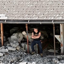 Diese Familie kämpft seit einem Jahr um Schadenersatz Elio Biadici vor seinem Stall - Vor einem Jahr verlor eine Tessiner Familie Haus und Hof. Noch heute ringt sie mit Versicherungen und Behörden. Droht den Betroffenen in Blatten VS ein ähnliches Schicksal