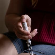 Jetzt kriegen sie ihr Fett weg Frau setzt sich eine Spritze - Abnehmspritzen boomen. Doch wer mit Wegovy oder Mounjaro abnimmt, gerät schnell in einen Shitstorm. Warum löst ausgerechnet ein Medikament gegen eine chronische Erkrankung moralische Debatten aus