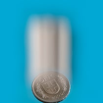 Gespartes Münz aufs Konto einzahlen – so geht es gratis Themenbild/Symbolbild zu Working Poor August 2023 ©Andrea Zahler KOSTENPFLICHTIG
****
Zweitverwendung für den Beobachter im März 2025 (KUFU) zum Thema "Münz: Die Graubündner Kantonalbank akzeptiert Münz-Einzahlungen nur an bestimmten Standorten…