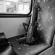 Antworten der Parteien auf die Beobachter-Fragen Un fusil d’assaut dans le train Bière-Morge, dernier jour du service militaire. Tous les soldats rentrent chez eux avec leur arme et leurs effets personnels. Bière, Suisse. *** "Every Swiss male citizen is required to perform military service." F…