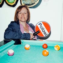 … wie gewinnt eine Polizistin das Vertrauen von Jugendlichen? Portrait von Sandra Walser, fotografiert am Donnerstag, 8. Mai 2025, in Meilen. Sandra Walser ist seit 2001 Polizistin, seit 2013 ist sie bei der Jugendintervention. Sie ist in Meilen stationiert. Sie besucht Schulen, Jugendhäuser, macht Hausbesuche…