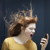 Die häufigsten Ärgernisse 2022 – und gute Lösungen fürs neue Jahr Eine Frau ärgert sich. Womöglich über ihre hohe Handyrechnung