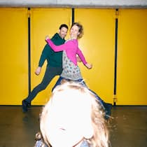 Zwei Zuhause, ein Herz – und glückliche Eltern Sarah und Tobias van Baarsen machen Faxen - Das Kind ist eine Woche bei Mama, dann eine bei Papa: Die alternierende Obhut gibt getrennten Paaren neue Freiheiten, die nicht getrennte missen