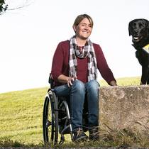Tierversicherung lässt Assistenzhund sitzen Anita Kuster mit ihrer Assistenzhündin