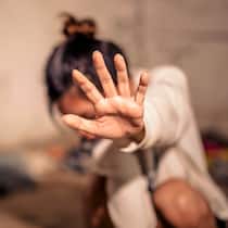 Sexuell belästigte Frau soll zahlen Frau wehrt etwas mit der Hand ab