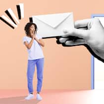 In diesen Fällen ist die Wohnungskündigung ungültig Illustration einer überdimensional grossen Hand, die durch eine geöffnete Tür greift und die einen Brief an eine Mieterin übergibt, die vor Schrecken erstarrt. Kündigen Vermieter die Wohnung, stellt sich die Frage, ob sie sich an die mietrechtlichen Vorschriften gehalten haben, damit eine Kündigung überhaupt gültig ist. Auf diese Punkte können Mieterinnen achten, sollten sie in eine der folgenden Situationen geraten.