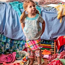 Schmunzeln statt schimpfen Kleinkind in Zimmer