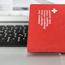 «Der Staat muss unsere sichere Identifikation garantieren» Schweizer Pass auf einer Computertastatur