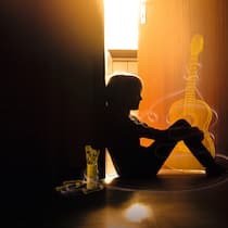 Kinder am Rand Mädchen sitzt in Zimmer