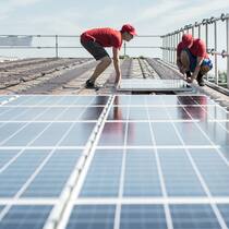 Bahn frei für grosse Solaranlagen? Solarmodule werden auf einem Dach montiert