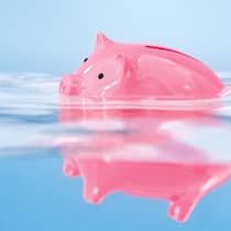 Renten in Not – wie können wir sie retten? Sparschwein im Wasser