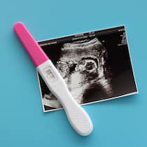 Mutter landet im Spital – ihr Mann vor Gericht Bild zeigt einen positiven Schwangerschaftstest und ein Ultraschallbild.sbild und ein