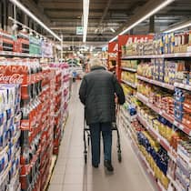 Der Preisvergleich zeigt: Denner ist teurer als Coop Kunde in einer Denner-Filiale - Die Detailhändler schenken sich nichts im Kampf um tiefere Preise. Wenn einer die Preise senkt, ziehen andere nach. Erstaunlich oft bleibt Denner aber am teuersten