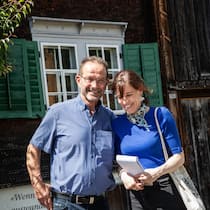 «Was weisst du über unseren Heimatort?» – «Die Postleitzahl» Jasmine Helbling und ihr Vater - Im Schweizer Pass steht der Heimatort statt des Geburtsorts. Doch wer war je da? Eine persönliche Spurensuche in Kaltbrunn SG