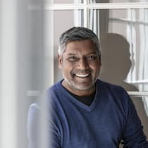 50 Jahre später findet er seine Mutter Santosh Ritter wurde als Baby seiner Mutter in Indien weggenommen und zur Adoption in die Schweiz gebracht. 50 Jahre später ist er Schweiz-CEO einer global tätigen Tech-Firma und findet endlich seine Mutter.Diese Bilder dürfen nicht im Zusammenhan…