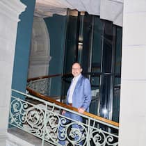 ... kann man im Bundeshaus richtig streiten? Urs Leuthard steht im Anzug im Bundeshaus in Bern.