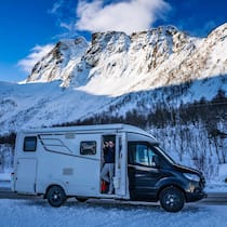 Rentner on the road Rentner Michel Godart in seinem Camper vor einem Berg in Norwegen. Von Fjord zu Fjord durch Norwegen, die Kamera immer zum Einsatz bereit. Die Pensionierung als Startschuss in ein neues Abenteuer: Sylvia Fäh und Michel Godart haben ihr Haus verkauft und sind ins Wohnmobil gezogen.