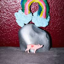 Kind da, Liebe weg? Eine Figur eines kleinen Schweinchens steht vor einem grossen Felsen, über dem ein Regenbogen ziert. Frisch gebackene Eltern erleben es oft, dass die Liebe schwindet, weil das Baby ihre volle Aufmerksamkeit fordert. Beobachter-Kolumnistin und Paartherapeutin Caroline Fux kennt die Situation aus ihrer Beratungstätigkeit allzu gut. Welchen Tipp hat sie für Paare?