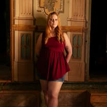 «Viele meinen, wir machten es uns zu einfach» Corina in Shorts und Top -