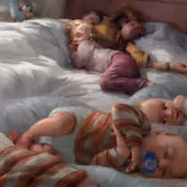 Drillinge – und keine Hilfe: Eine Mutter bricht zusammen Mutter mit Kindern im Bett - Eine Familie hat nach einer Drillingsgeburt plötzlich fünf Kinder. Die Geschichte einer Überforderung – mit teilweisem Happy End